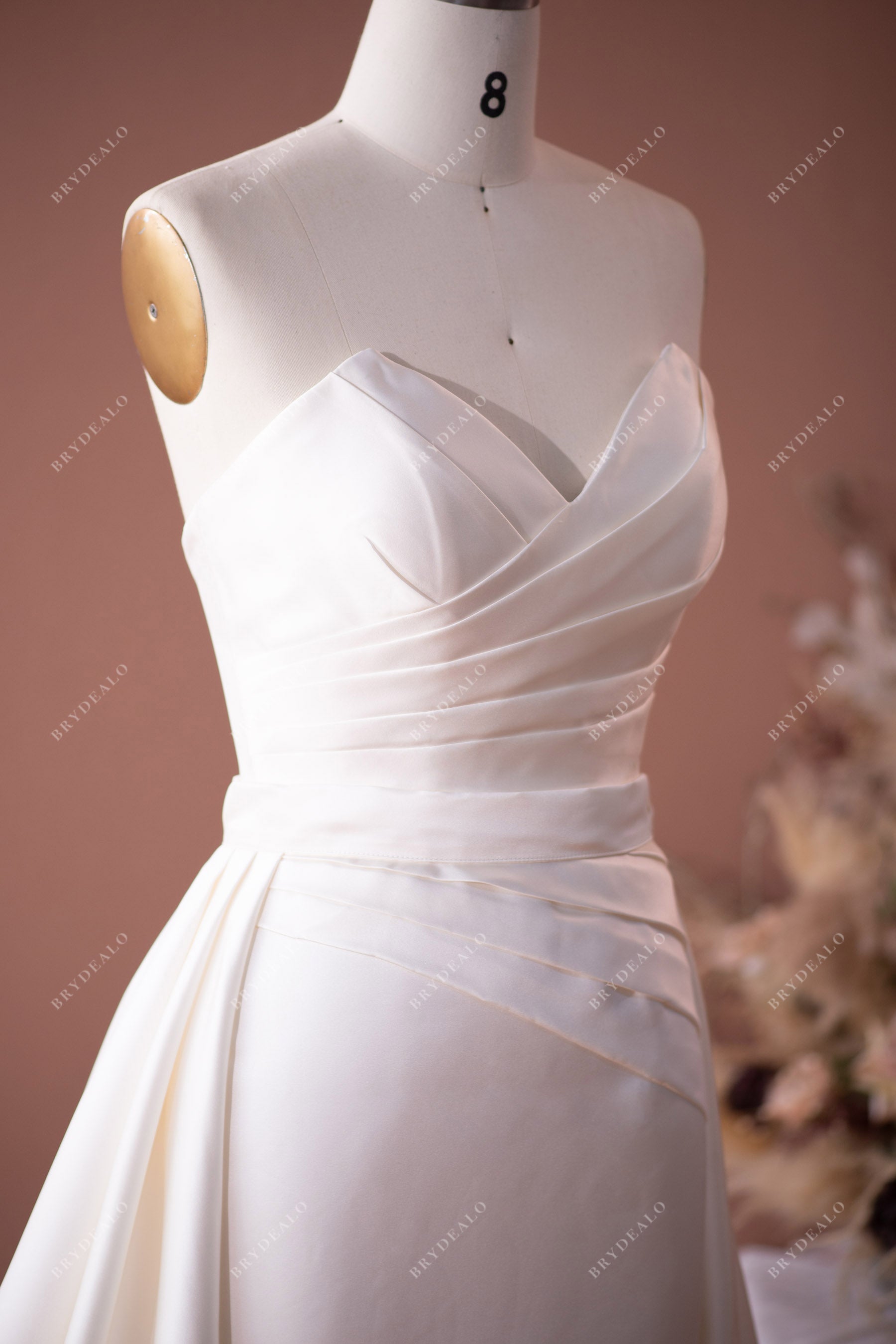 V-neck pleated strapless wedding dress