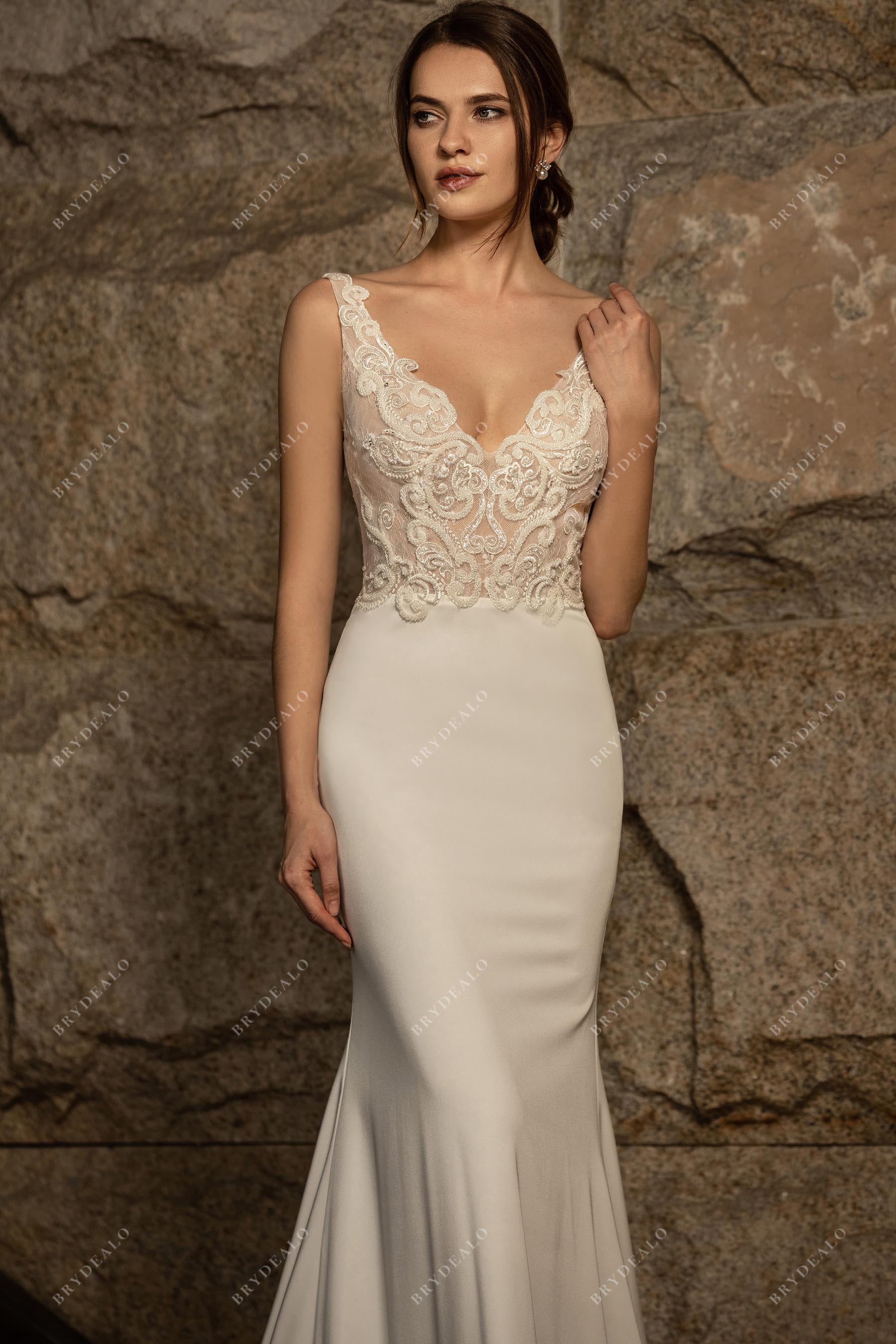 V-neck beaded lace sleeveless bridal dress