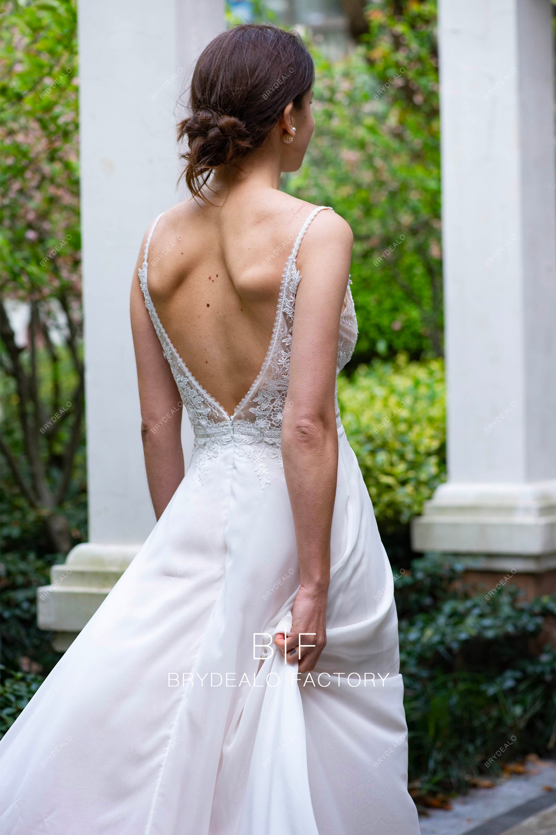 alluring V-back lace wedding dress