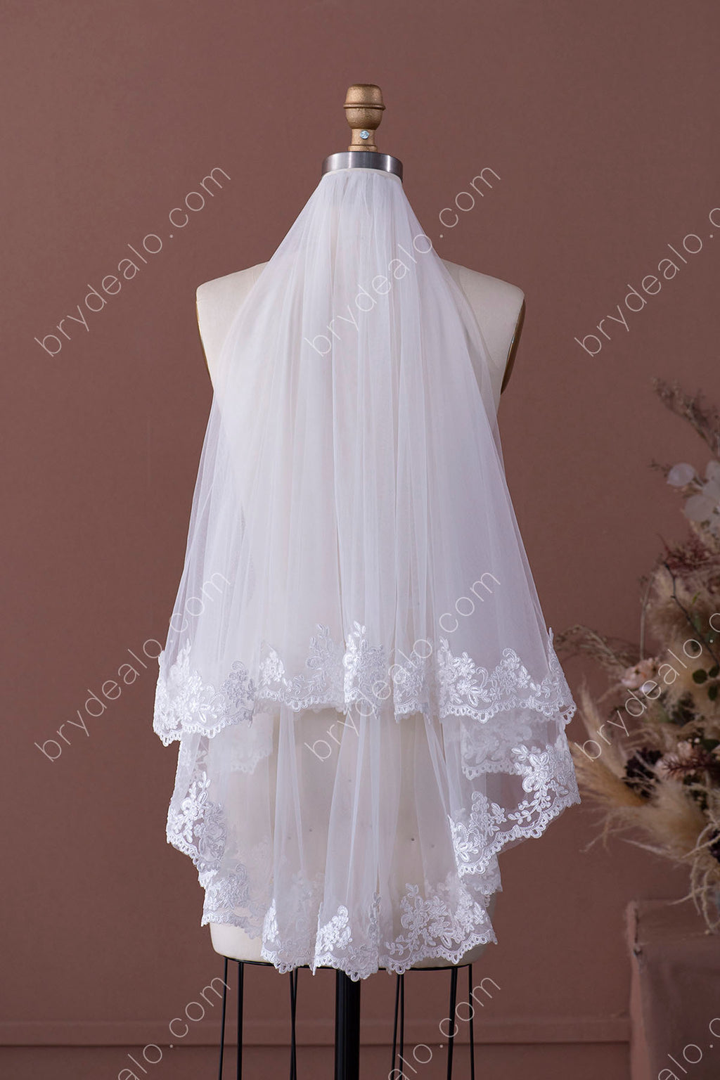 https://brydealofactory.com/cdn/shop/products/elaborate-lace-two-tier-fingertip-veil-for-romantic-bridal-gowns.jpg?v=1644141040&width=1024
