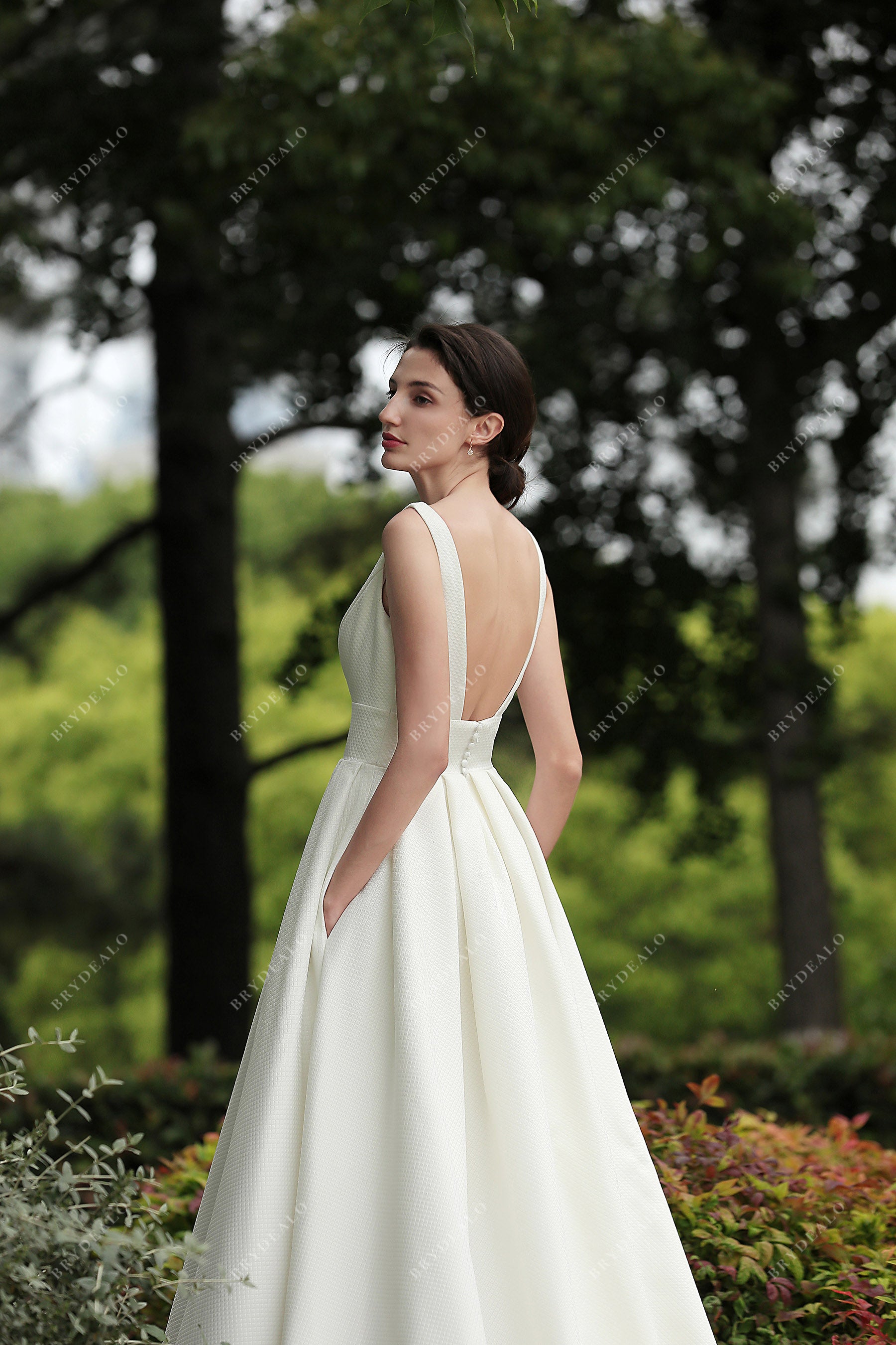 Sleeveless Elegant Textured Wedding Dress with Pockets
