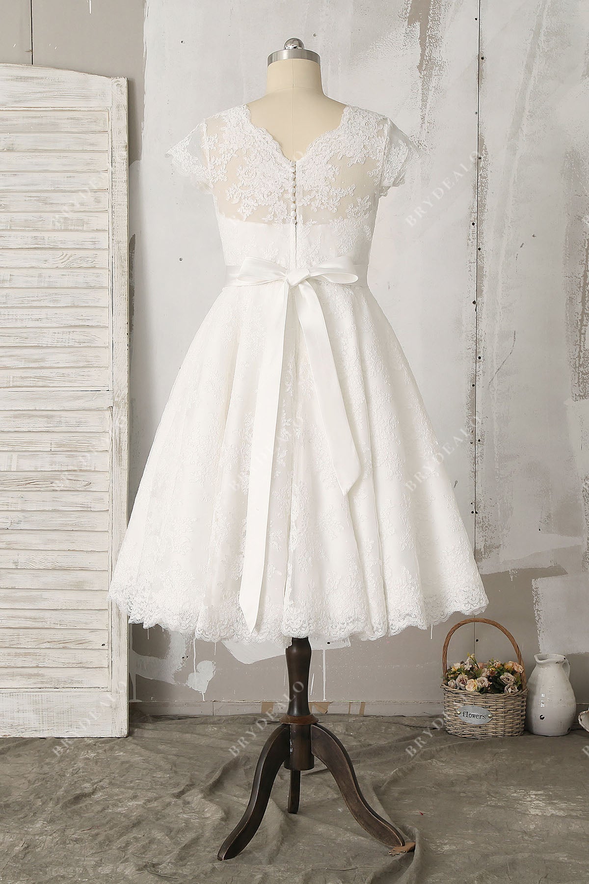 illusion lace V-back short wedding dress