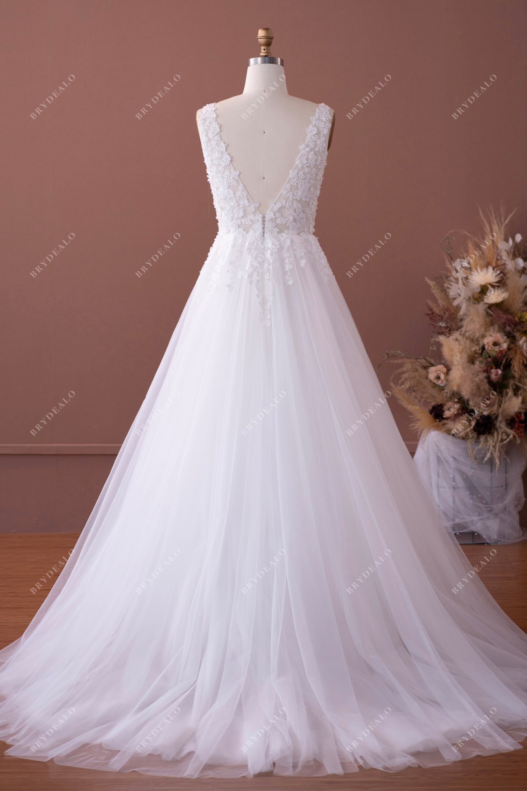 lace tulle v-back long wedding gown
