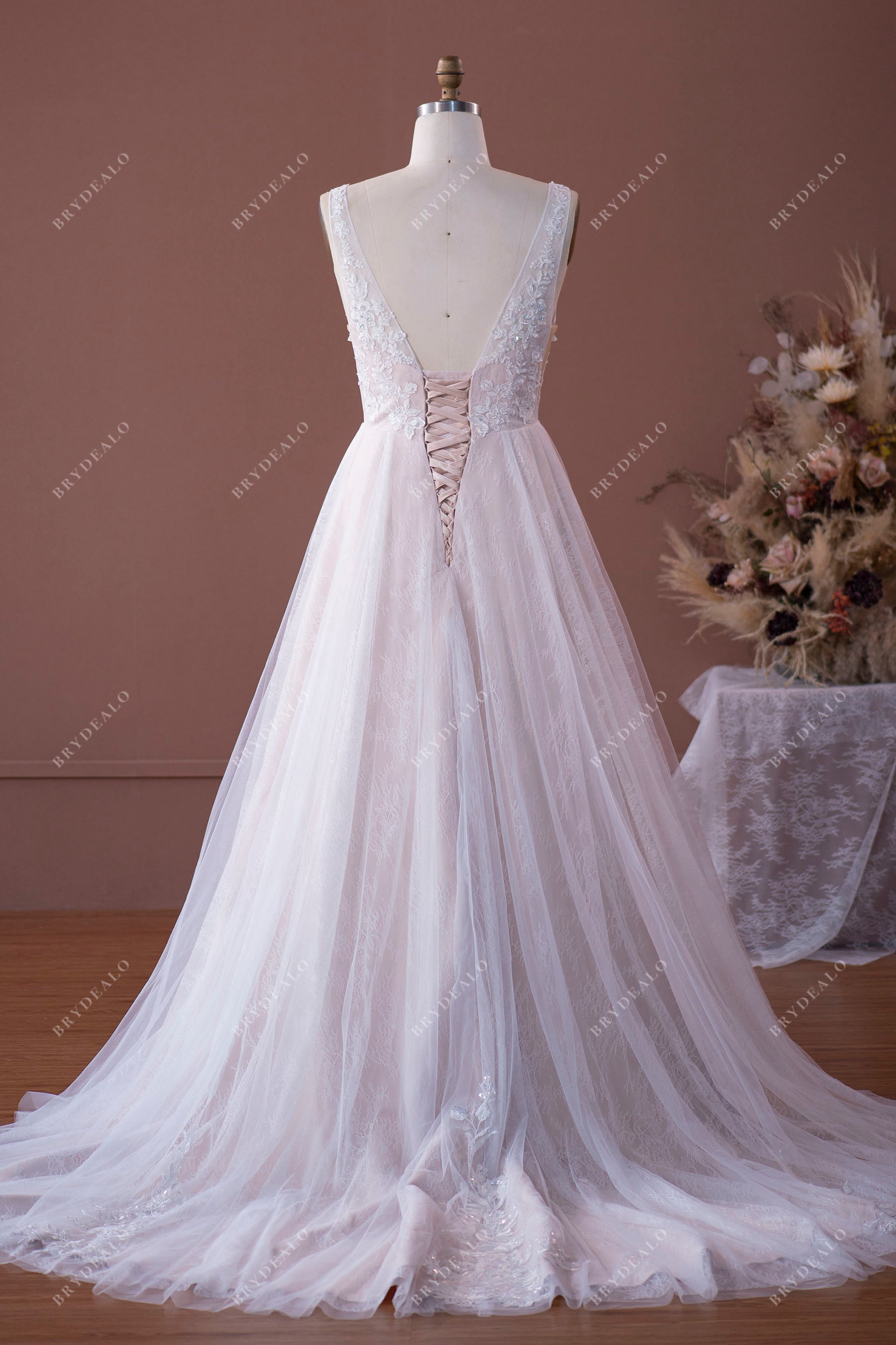 lace-up back lace tulle wedding gown