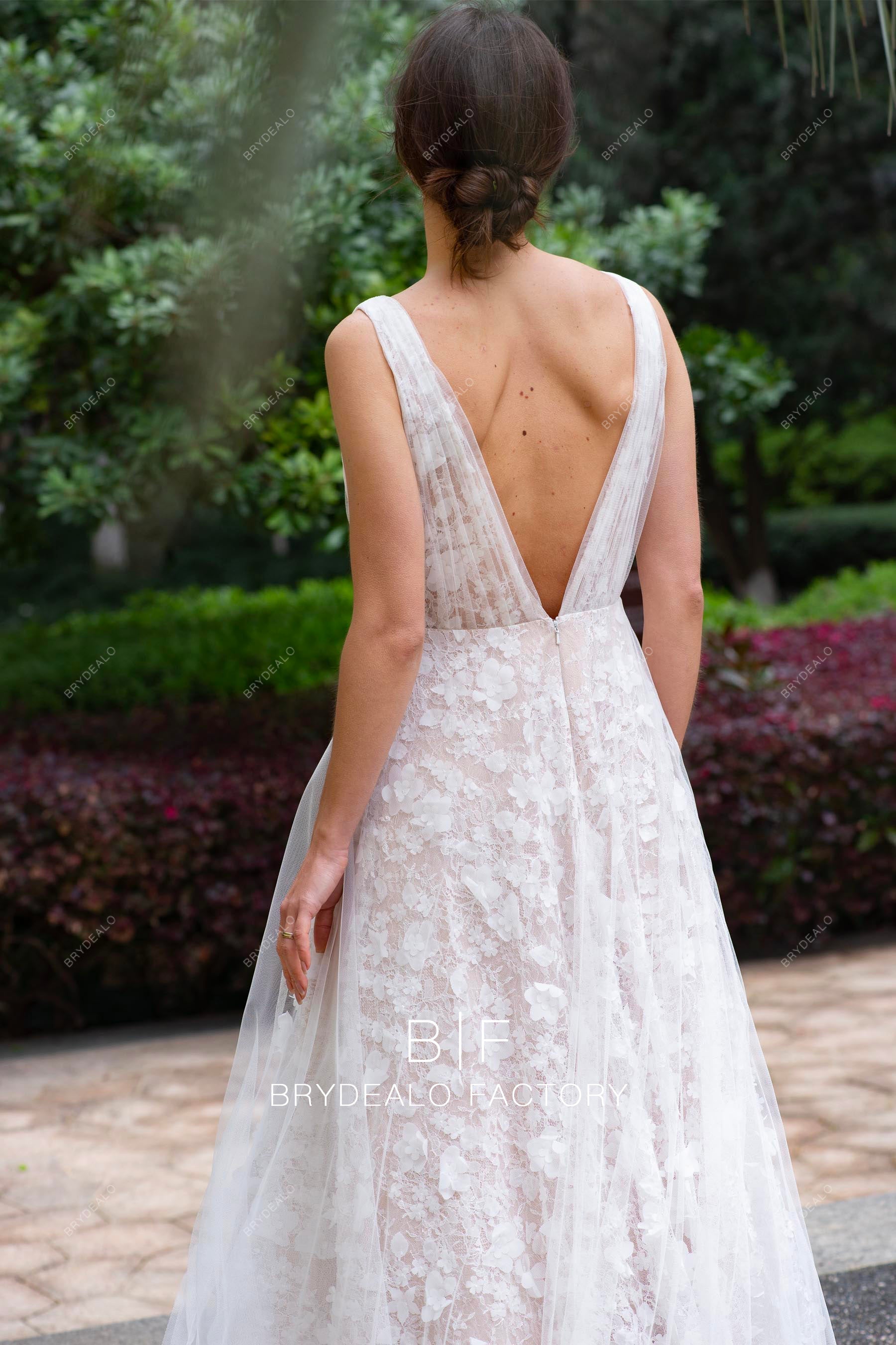 pleated V-back flower wedding dress