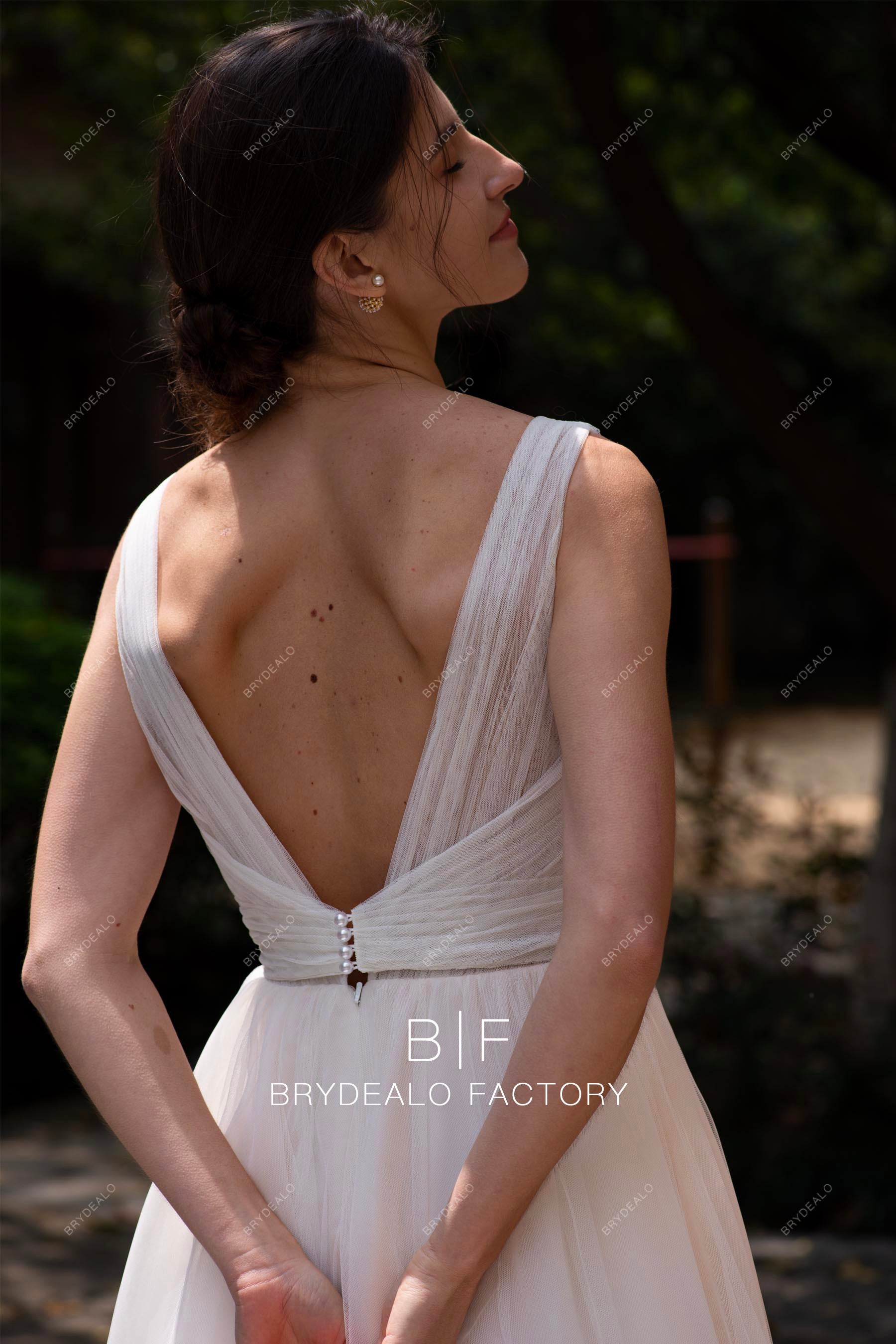 pleated V-back tulle wedding dress