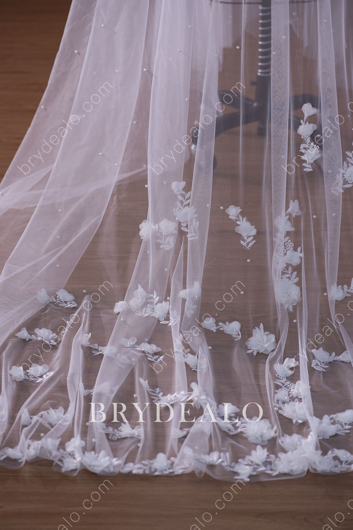 Botanical beaded 3D flower veil in Ivory –