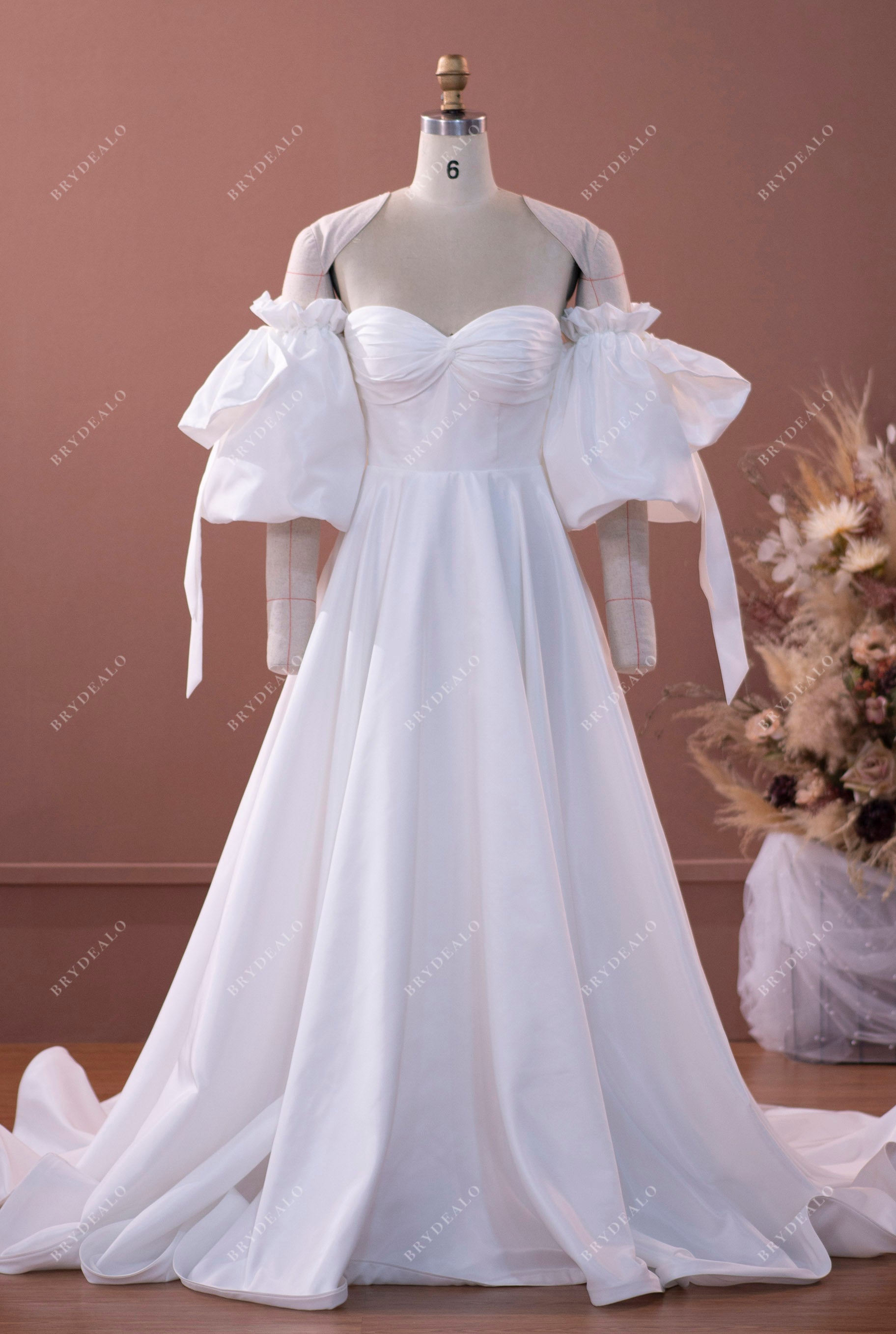 Taffeta Sweetheart A-line Sample Sale Wedding Dress with Detachable Bubble Sleeves