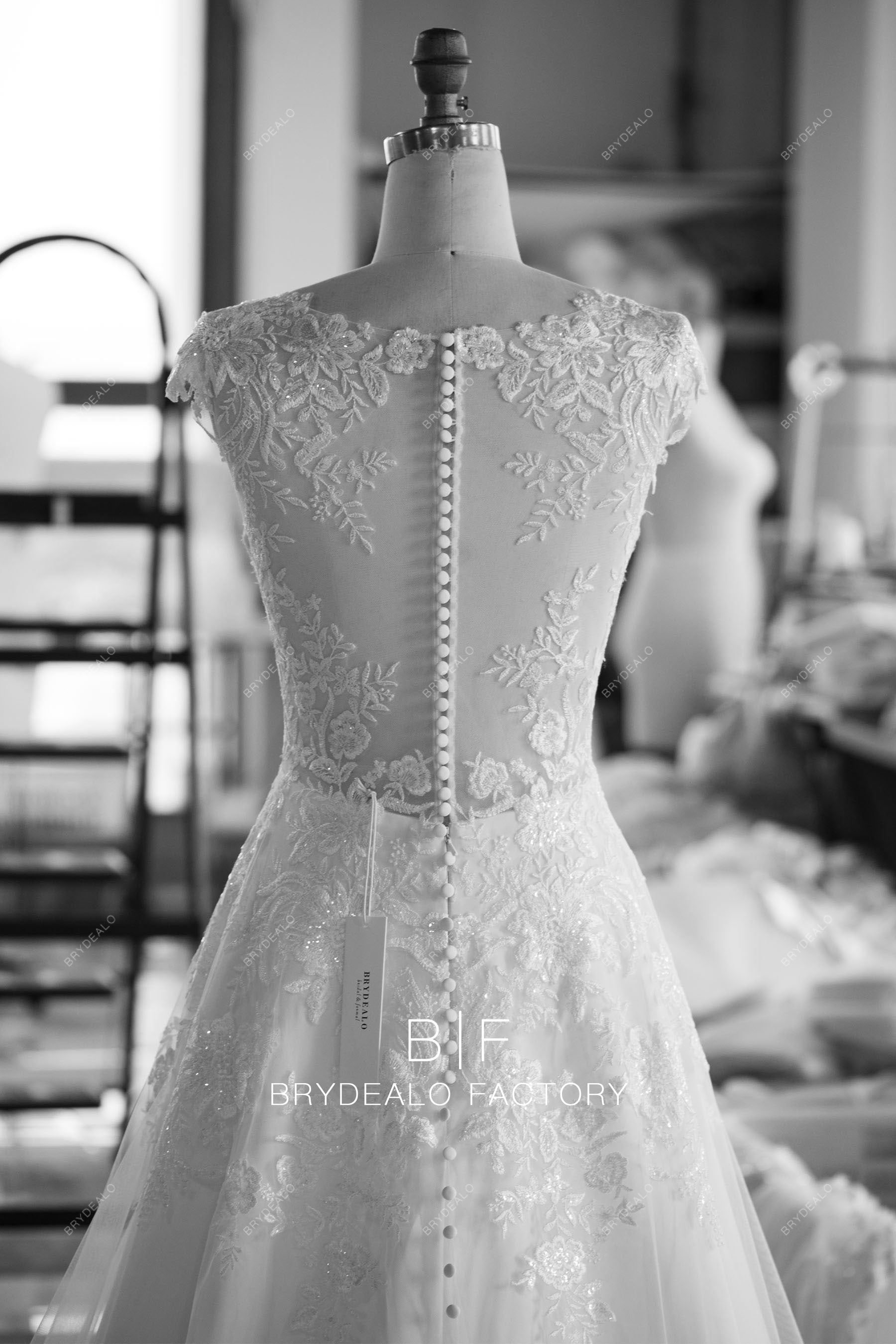 wholesale buttoned lace back wedding dress