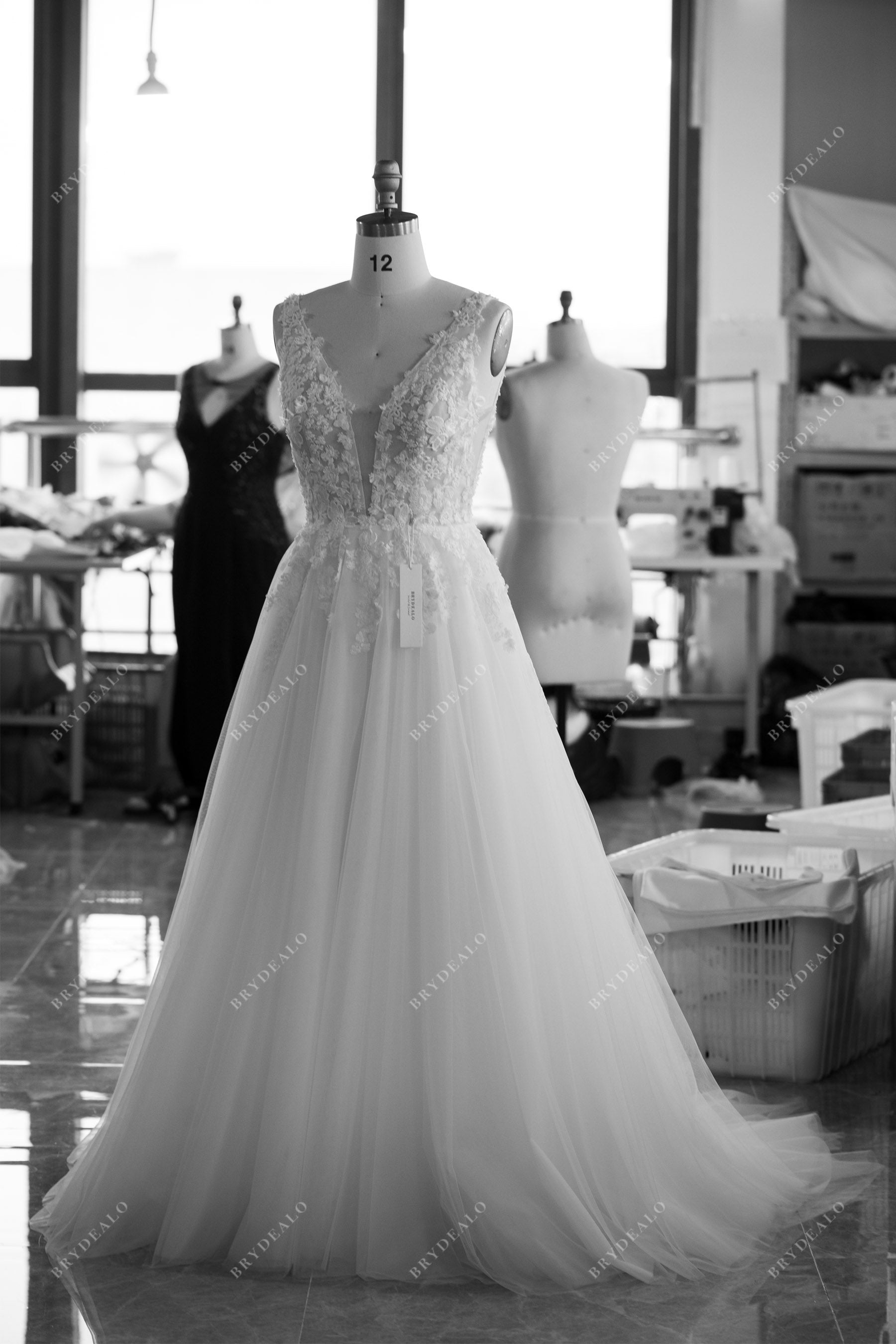 wholesale lace tulle deep v-neck wedding dress