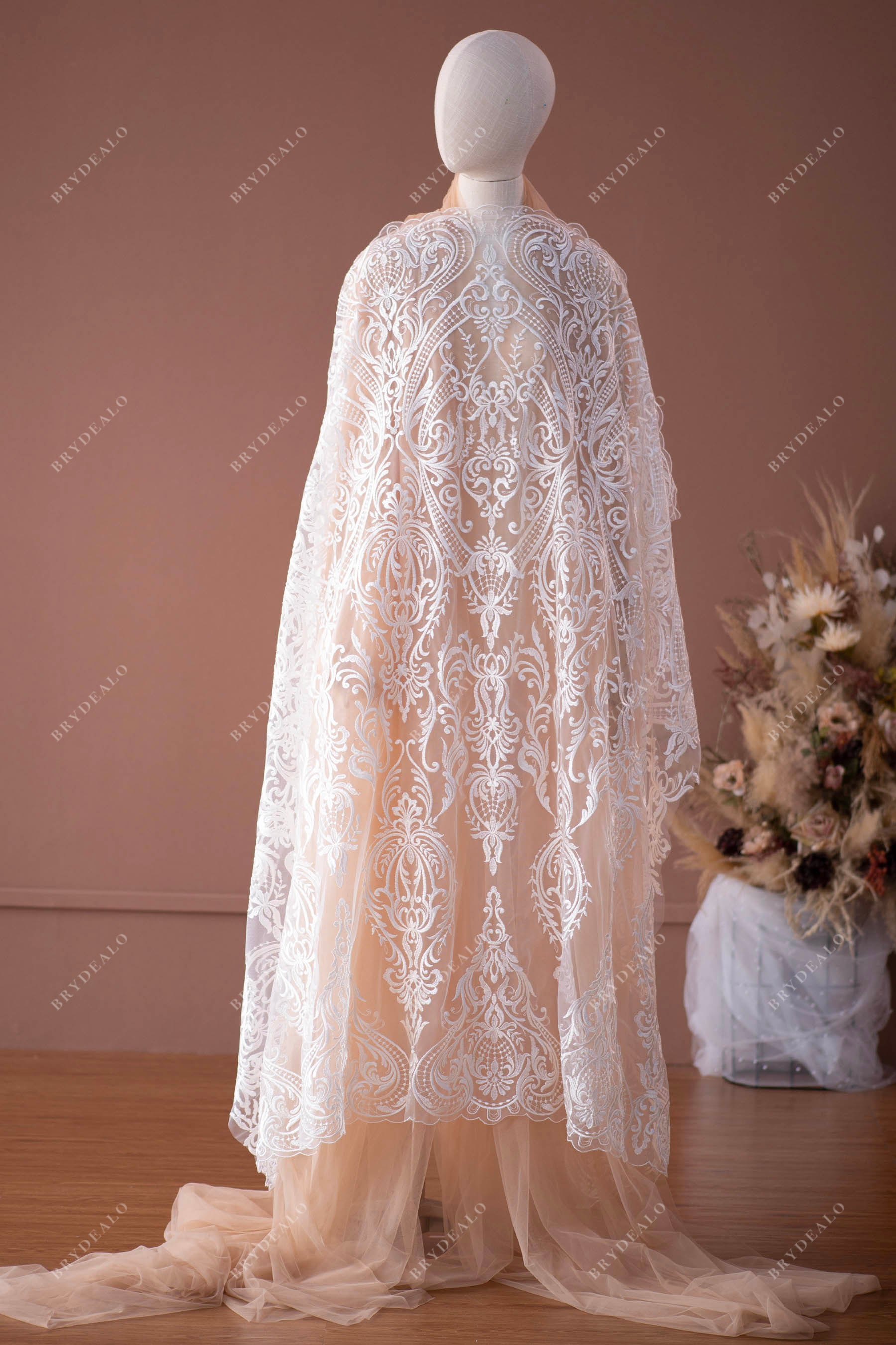 wholesale patterned symmetrical lace fabric