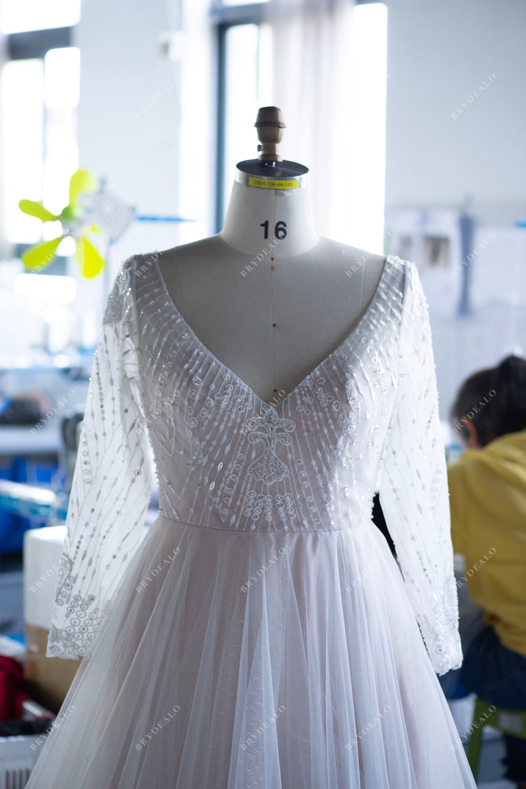 Sample Sale Wholesale Plus Size V-neck Lace Wedding Ballgown