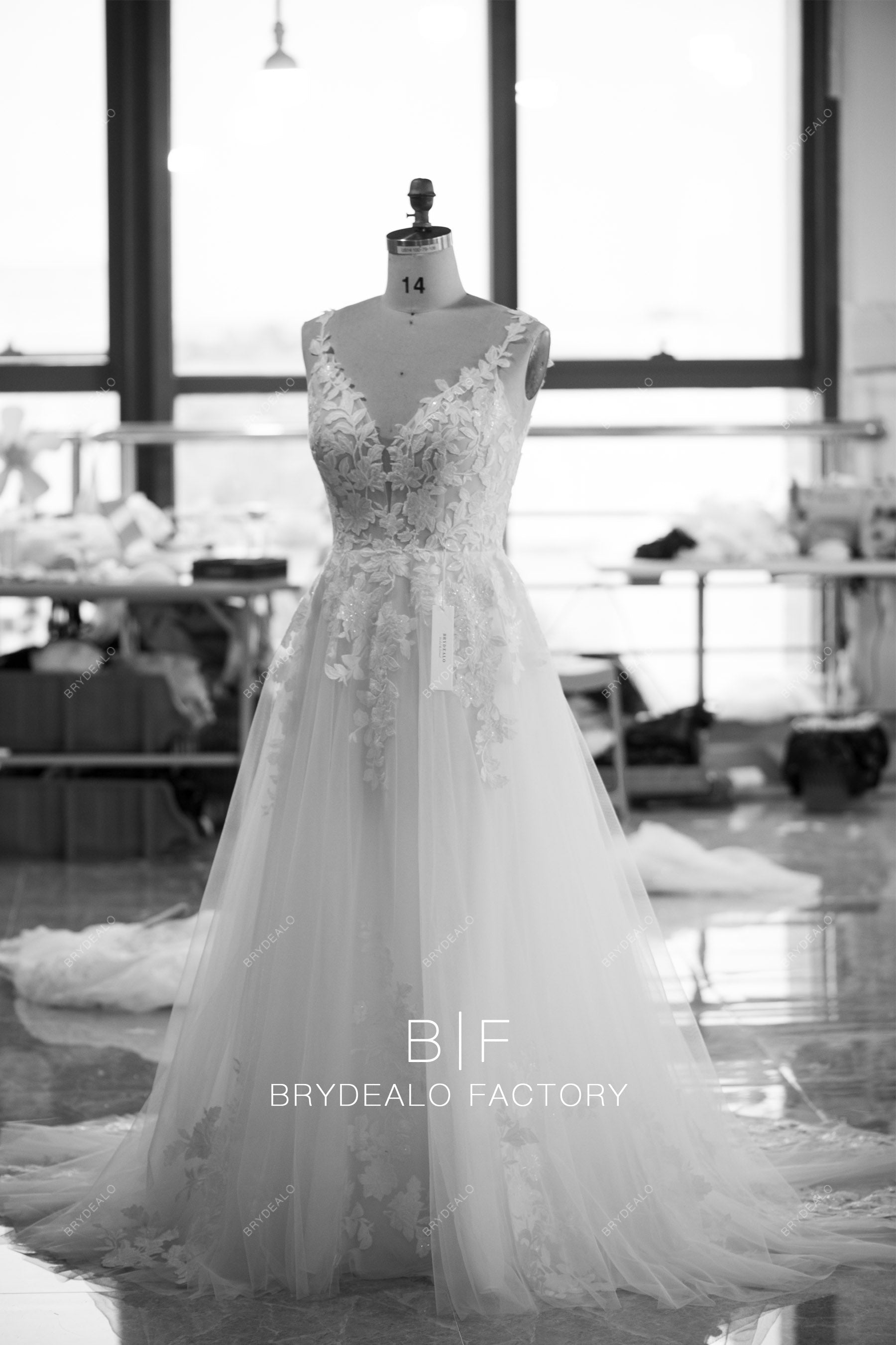 wholesale Romantic Flower Lace Sleeveless A-line Tulle Wholesale Bridal Gown